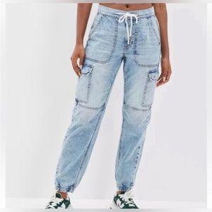 American Eagle Light Wash Cargo Jogger Jeans with Drawstring, Size M